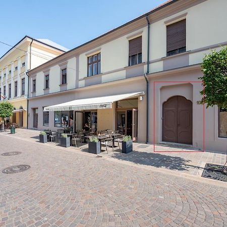 Old City Apartment Oradea Eksteriør bilde